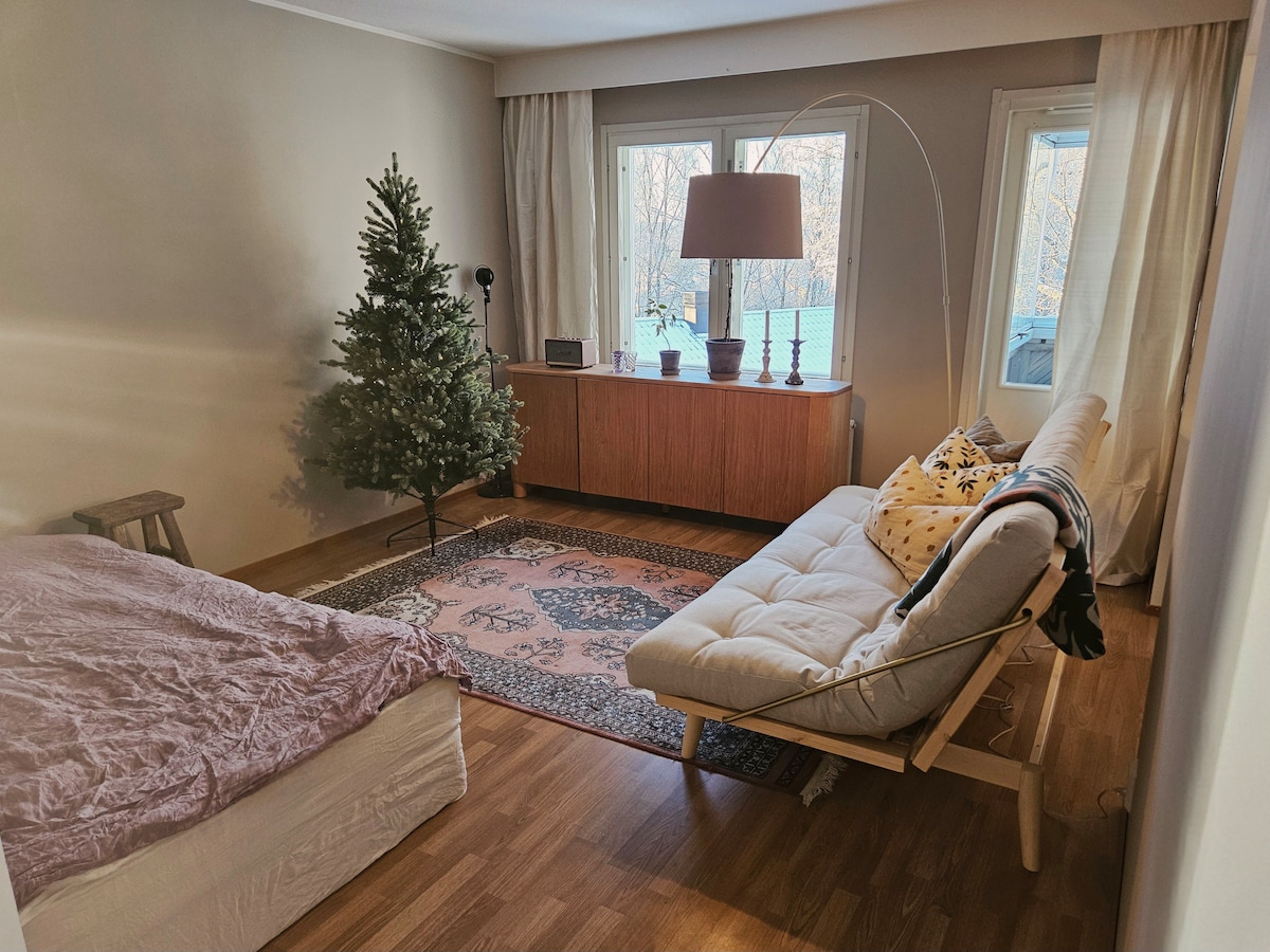 U dnevnom boravku nalazi se krevet dimenzija 120 x 200 cm i kauč na razvlačenje dimenzija 130 x 190 cm. Za kauč na razvlačenje dostupan je i pametni madrac s presvlakom kao dodatna presvlaka.