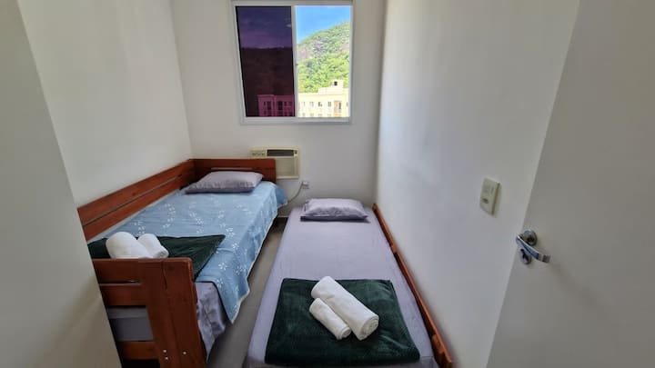 Dhoma e gjumit 2

- Bicama.
- Ajër i kondicionuar për rehatinë tënde.
- Shpëlarje e plotë duke përfshirë çarçafët dhe peshqirët.