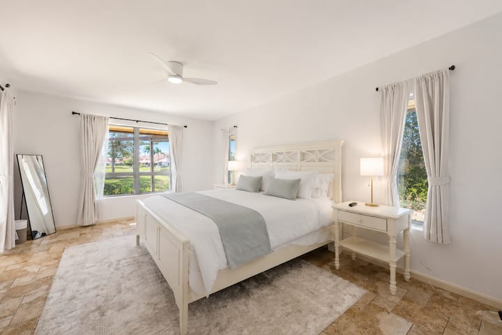 King bedroom setup—ideal for couples or golf trips wanting equal comfort across rooms.