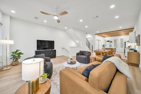 Popular Airbnb listing: Modern Heights Home - Private Garage-Sleeps 8 in Greater Heights