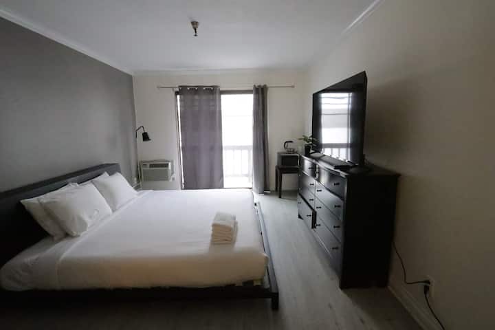 Affordable Queen Bed Apart In Beverly Hills - Los Angeles, CA
