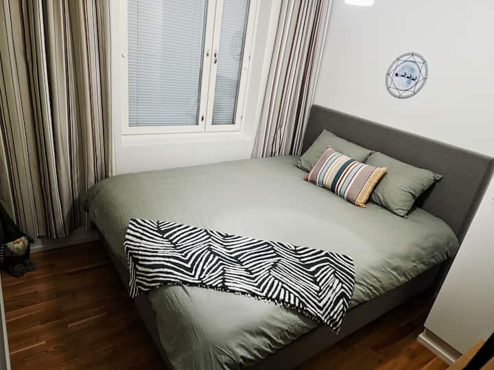 Flota en el trineo de renos y duerme bien en la cama doble (160 x 200 cm), las persianas y cortinas están listas para darte la bienvenida, junto con un simpático elfo, un buen amigo de Papá Noel.
