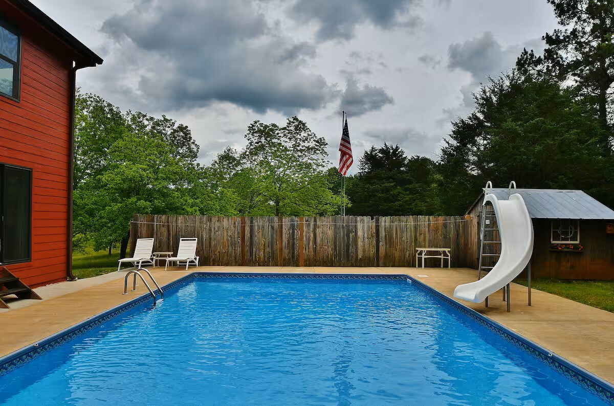 Peaceful Guesthouse on 15 Acres with Pool