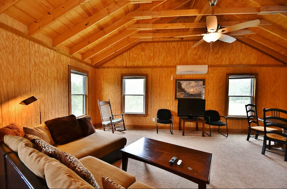 Peaceful Guesthouse on 15 Acres with Pool