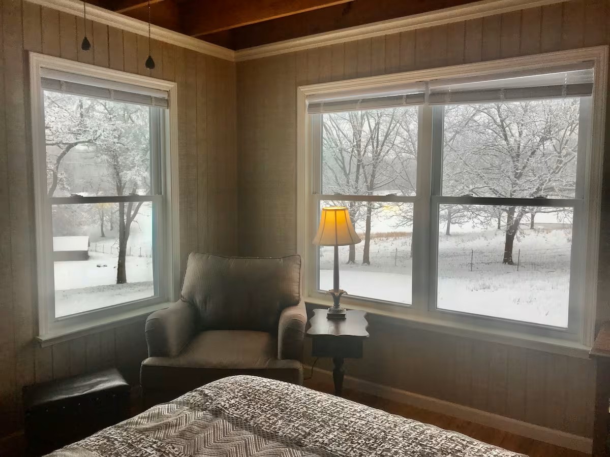 Peaceful Guesthouse on 15 Acres with Pool