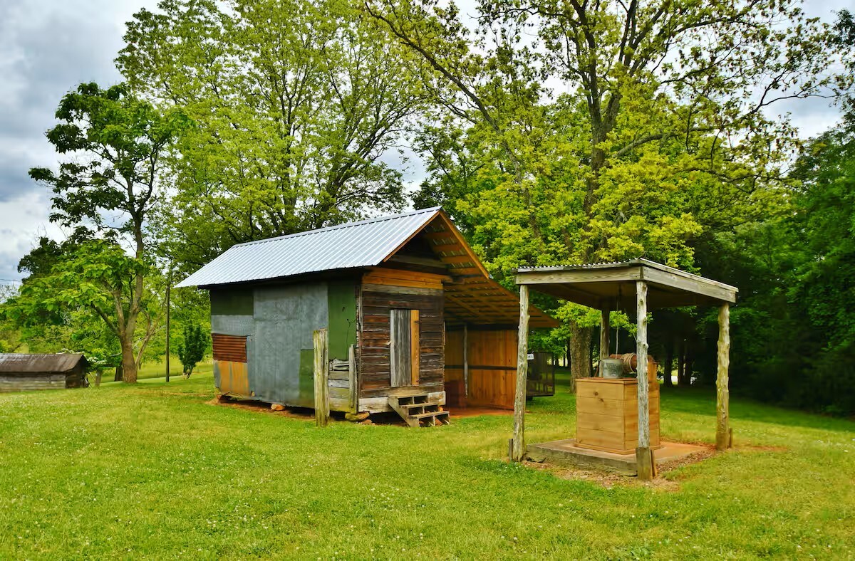 Peaceful Guesthouse on 15 Acres with Pool