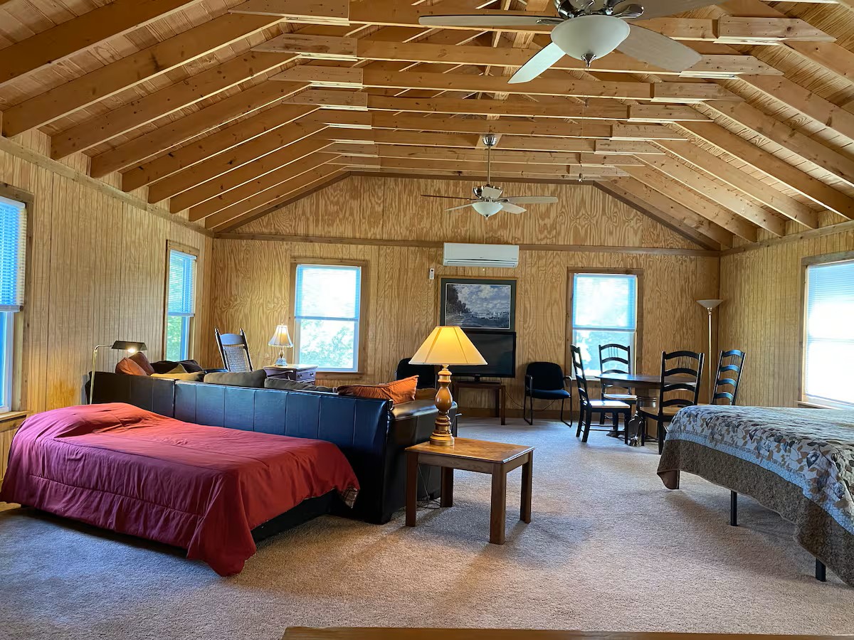 Peaceful Guesthouse on 15 Acres with Pool