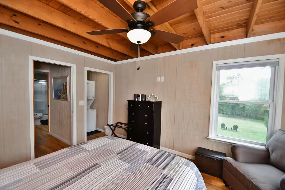 Peaceful Guesthouse on 15 Acres with Pool