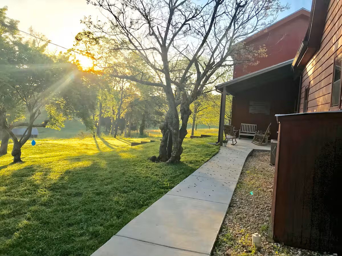 Peaceful Guesthouse on 15 Acres with Pool