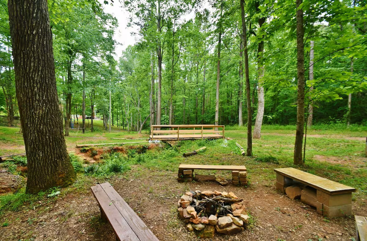 Peaceful Guesthouse on 15 Acres with Pool