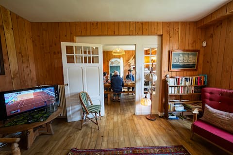 Top Airbnb: Oceanfront farmhouse • Remote work • Fiber • Beach à Saint Coulomb