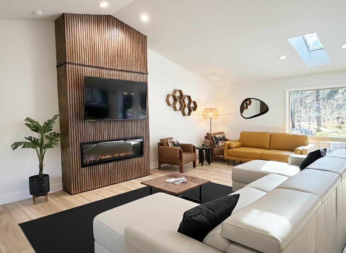 მინიმალისტური „ჯაპანდი“ დიზაინი შეხვდება მყუდრო კომფორტს მაღალჭერიან სივრცეებსა და ბუხართან.