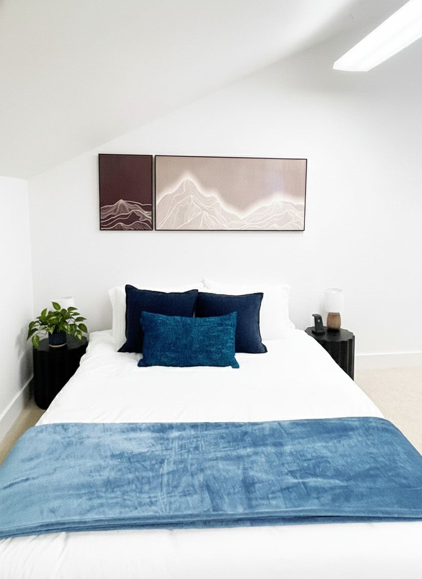 ADU-ს საოჯახო ნომერი. სურათზე ასახულია ერთადგილიანი საწოლი. (ამ ლუქს‑კლასის ნომერში ასევე არის 152×203 სმ ზომის საწოლი და გასაშლელი დივანი).