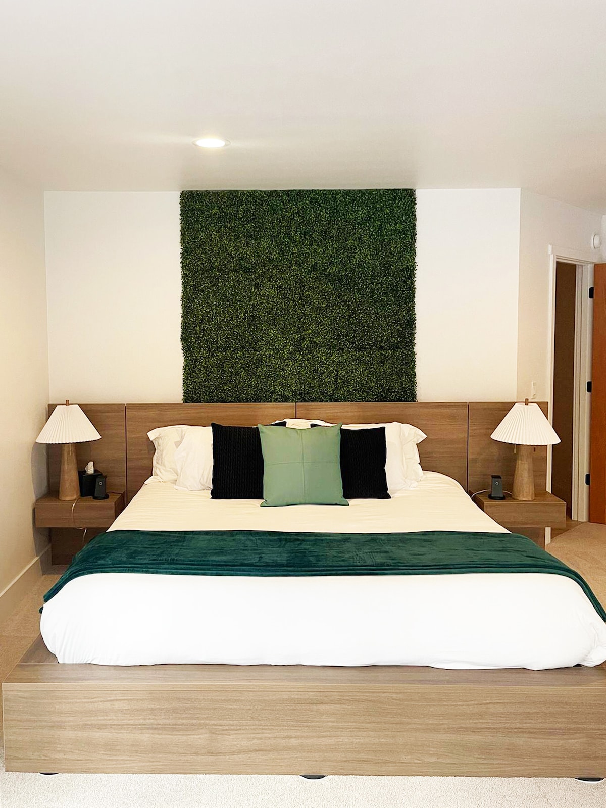 მთავარ საძინებელს აქვს დიდი ზომის, მინიმალისტური დიზაინის საწოლი