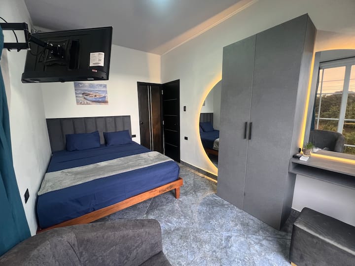 מיטת קווין סייז 2.5 מושבים - טלוויזיית LED 32 אינץ'.