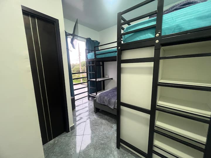 חדר 2 - מיטה זוגית - 2 מיטות יחיד קומתיים - מיזוג אוויר - מקומות כבודה - חדר רחצה פרטי.