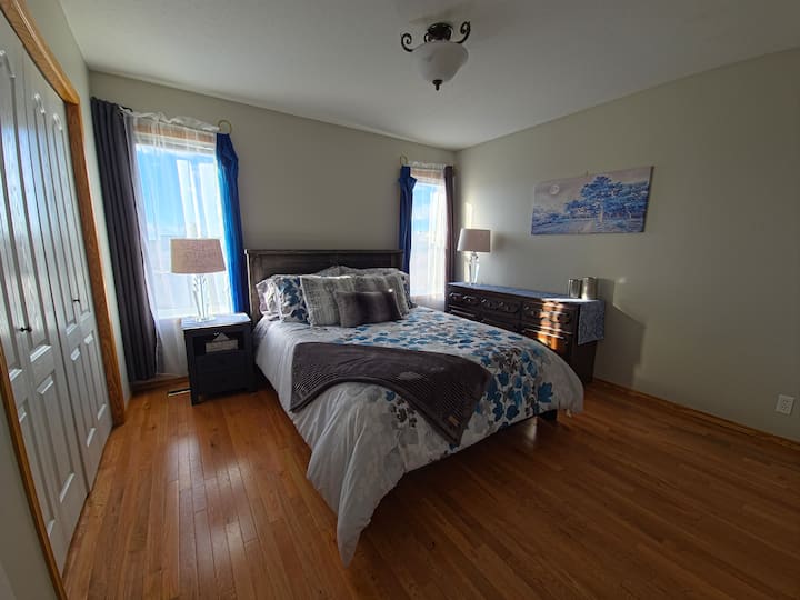 Bright Main Level (Pet Friendly & Near Westerner) - Red Deer