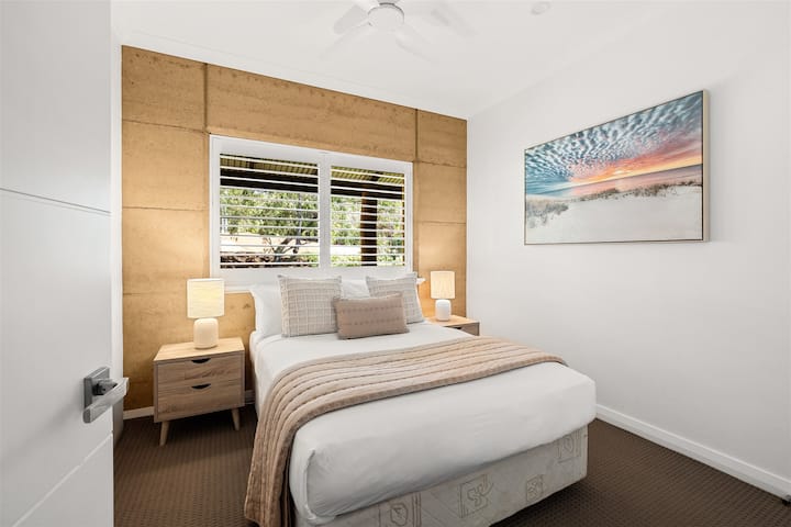 חדר שינה שלישי כולל מיטה זוגית ועיצוב פשוט, אידיאלי ללילות רגועים אחרי ימים שלמים בחוץ.