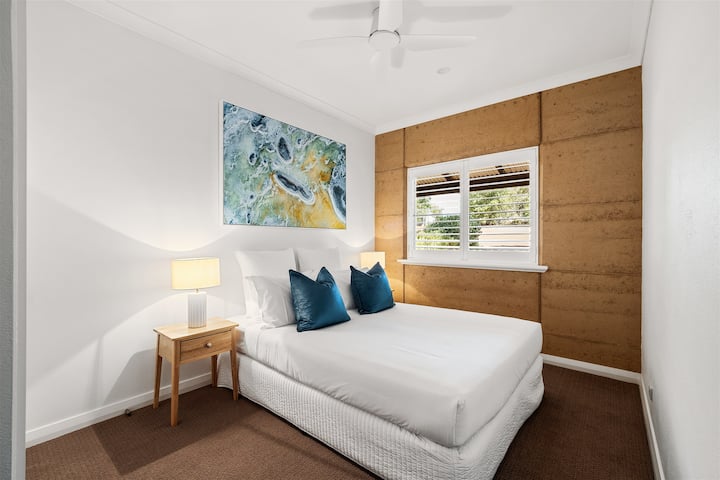 
 חדר שינה שני מציע מיטת קווין סייז וגוונים רגועים, ויוצר מפלט פרטי ונוח.
