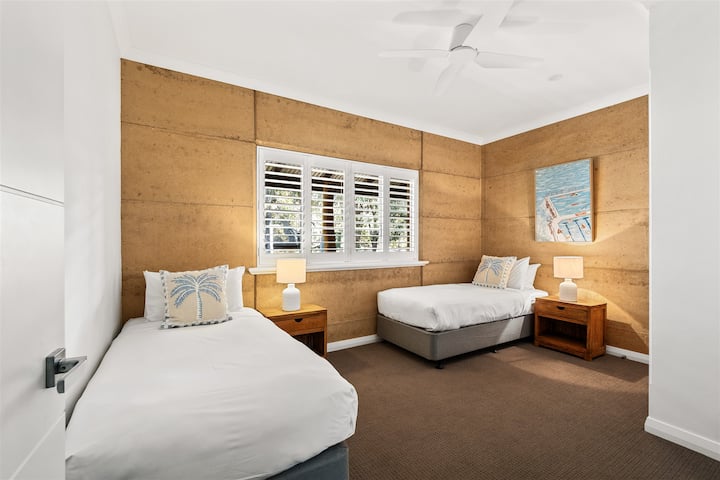  בחדר השינה החמישי יש גם שתי מיטות יחיד בסביבה קלה ולא עמוסה שמתאימה לשהיות קבוצתיות.
