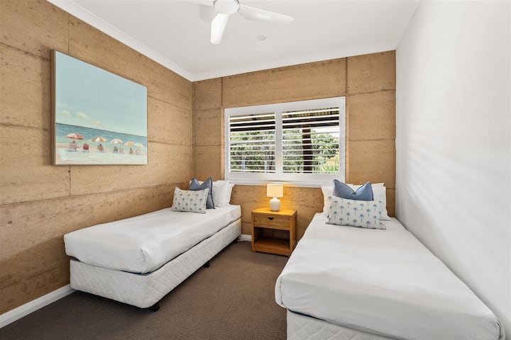 חדר שינה ארבע מוגדר עם שתי מיטות יחיד, המספקות נוחות גמישה לילדים או לחברים שחולקים.
