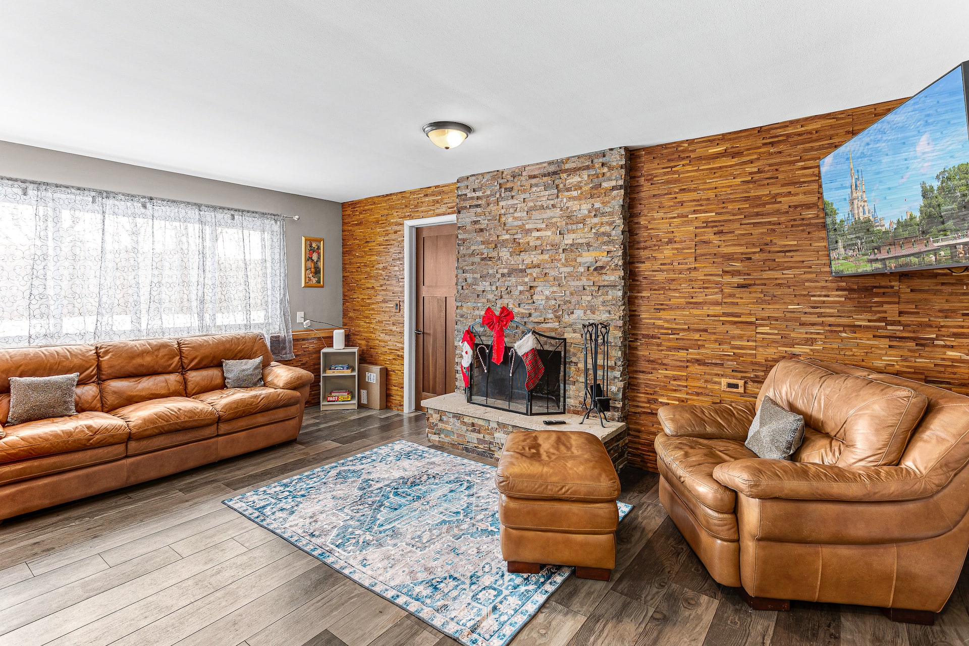 Modern 4 BR Oasis, perfect for family and work