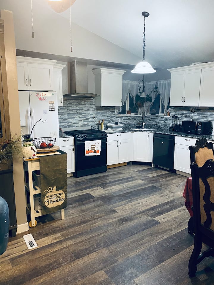 Private Cozy Bedroom W/ Queen Size Bed - West Valley City, UT