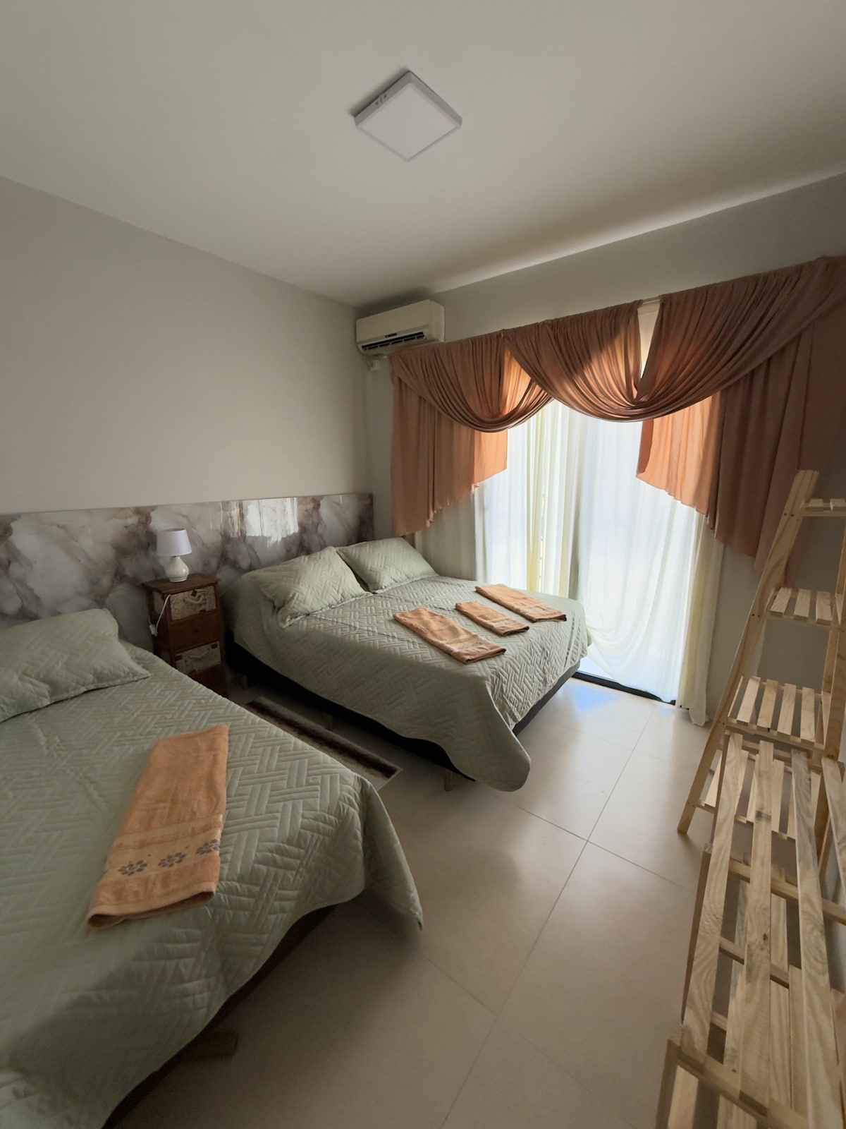 Achterkamer met balkon 
1 tweepersoonsbed 
1 eenpersoonsbed 
1 aangemaakt mute 
1 Abajur 
2 steunen voor tassen en portemonnees
Stoffen gordijnen
Airconditioning 
Goed verlicht en luchtig 
