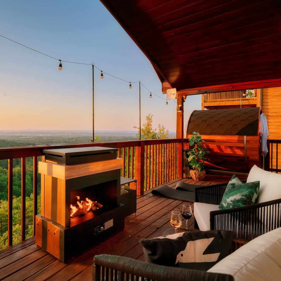 A romantic treehouse in the Smokies, Sevierville, Tennessee, United States, photo 5 of 10