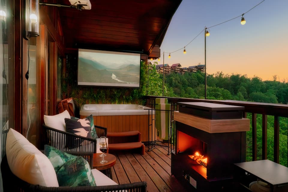 A romantic treehouse in the Smokies, Sevierville, Tennessee, United States, photo 10 of 10