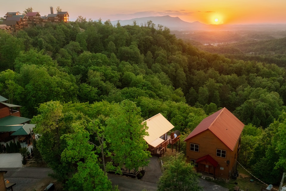 A romantic treehouse in the Smokies, Sevierville, Tennessee, United States, photo 9 of 10
