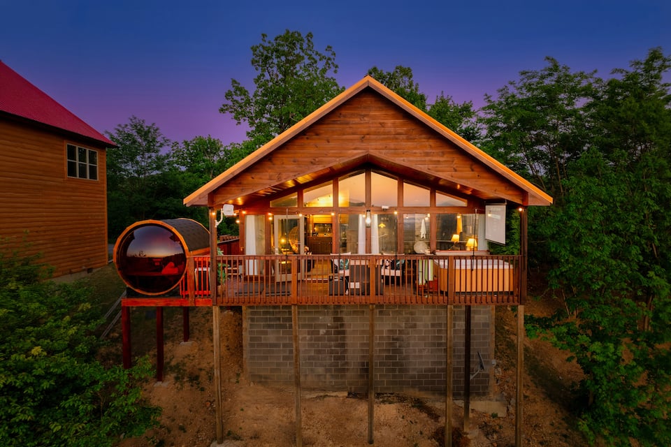 A romantic treehouse in the Smokies, Sevierville, Tennessee, United States, photo 2 of 10