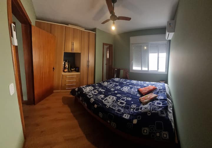 Suite principal. 
Cama tamaño queen con armario, aire acondicionado y baño privado. 
Se puede ver el océano desde la ventana.