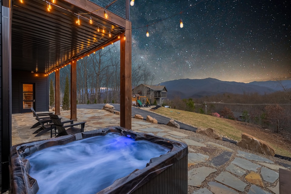 A glass-fronted lodge above Gatlinburg, Gatlinburg, Tennessee, USA, photo 8 of 10