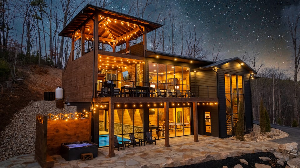 A glass-fronted lodge above Gatlinburg, Gatlinburg, Tennessee, USA, photo 1 of 10