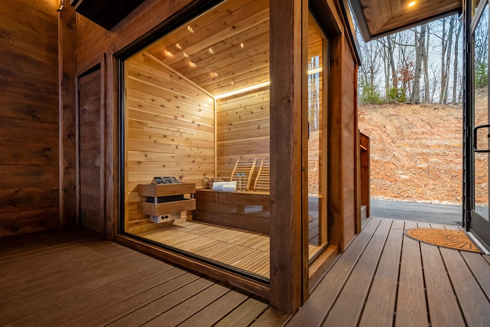A glass-fronted cabin facing the Smokies, Gatlinburg, Tennessee, United States, photo 10 of 10