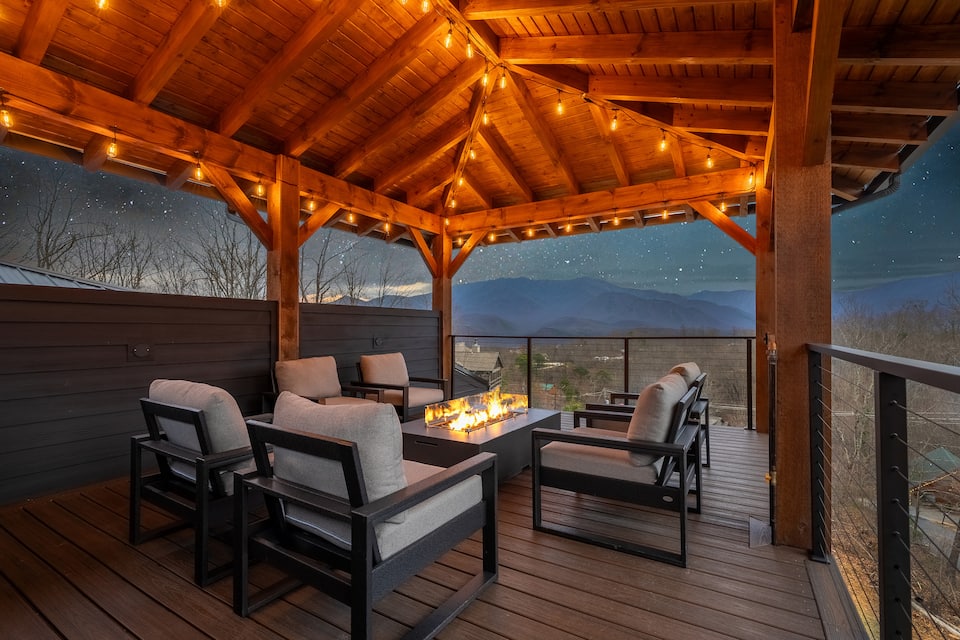 A glass-fronted cabin facing the Smokies, Gatlinburg, Tennessee, United States, photo 6 of 10