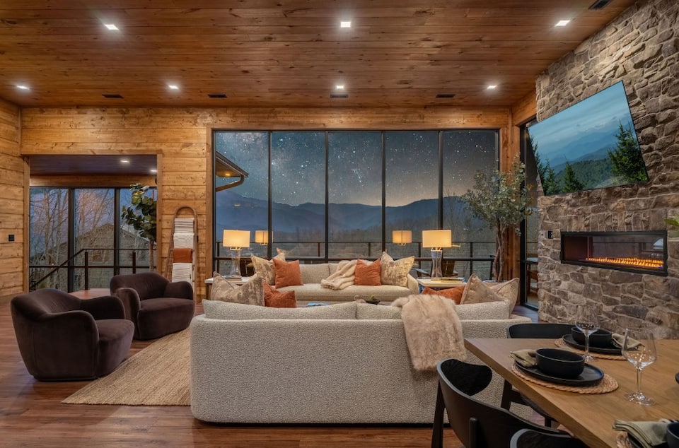A glass-fronted cabin facing the Smokies, Gatlinburg, Tennessee, United States, photo 5 of 10