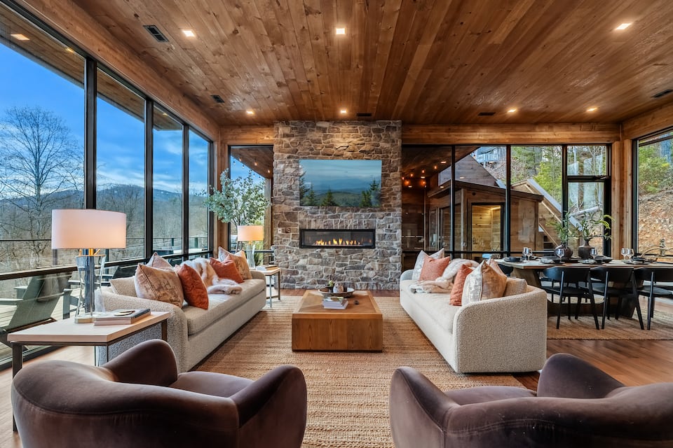 A glass-fronted lodge above Gatlinburg, Gatlinburg, Tennessee, USA, photo 4 of 10