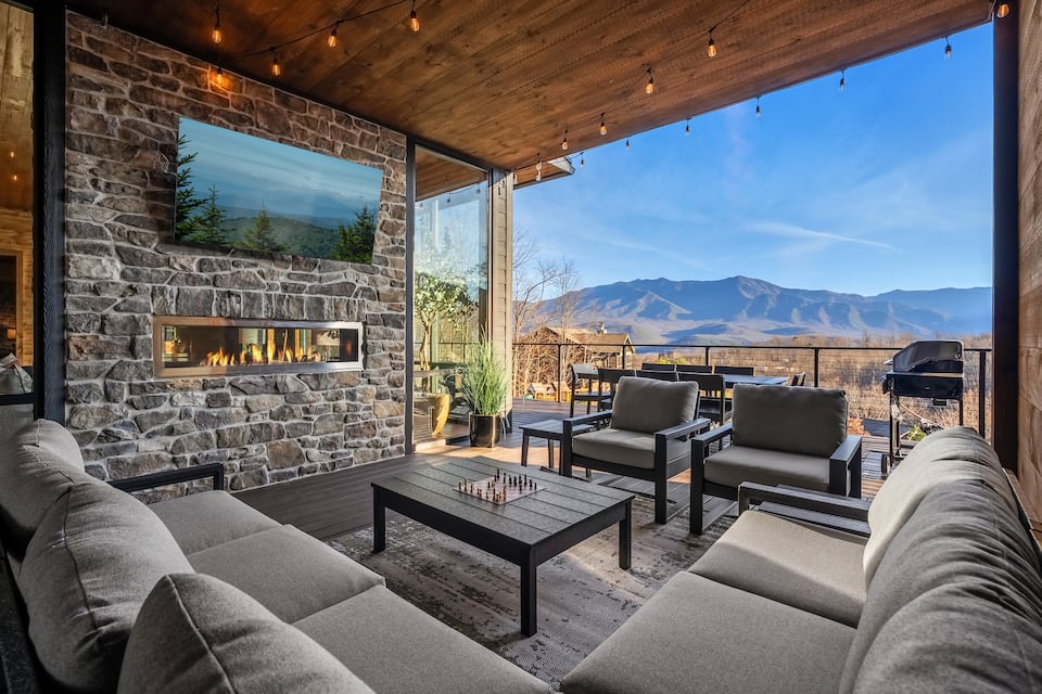 A glass-fronted lodge above Gatlinburg, Gatlinburg, Tennessee, USA, photo 5 of 10