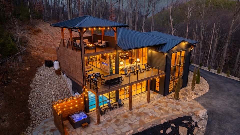 A glass-fronted lodge above Gatlinburg, Gatlinburg, Tennessee, USA, photo 7 of 10