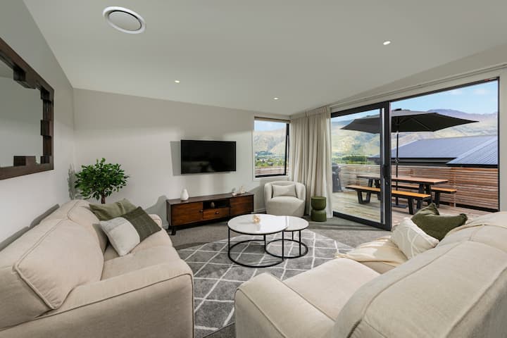 Modern Wanaka Home With Lake & Mountain Views - ワナカ