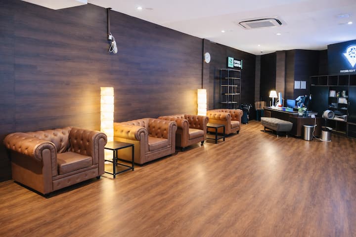 Family Room For 5, Ensuite Bathroom By Bugis Mrt - Singapore