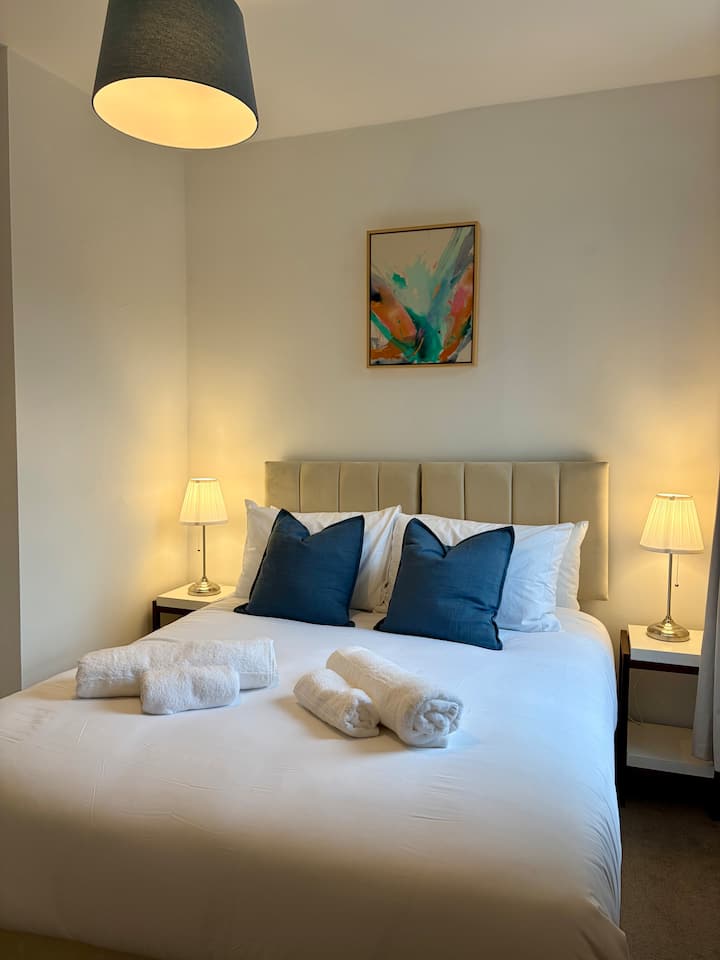 ห้องนอน 3 - เตียงคิงไซส์หรือเตียงเดี่ยว 2 หลัง ตู้เสื้อผ้าทรงเปิดพร้อมลิ้นชัก ม่านบล็อกแสง ไดร์เป่าผม กระจกแบบเต็มตัว วิวสวน ที่ชั้น 1 