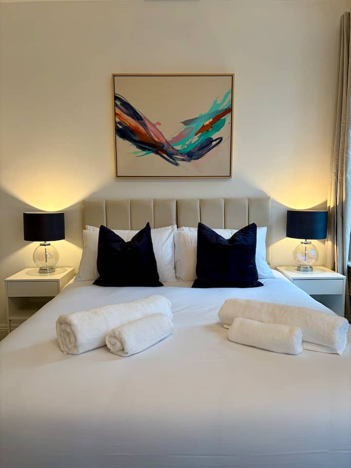 1 - 
เตียงคิงไซส์หรือเตียงเดี่ยว 2 หลัง ห้องน้ำในตัวพร้อมฝักบัวแบบเรนชาวเวอร์ อ่างล้างหน้า และโถสุขภัณฑ์ ตู้เสื้อผ้าพร้อมลิ้นชัก ไดร์เป่าผม และม่านทึบ