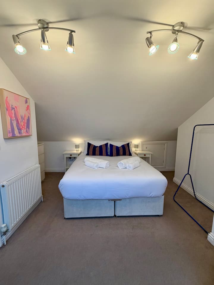 ห้องนอน 2 - เตียงคิงไซส์ 1 หลังหรือเตียงเดี่ยว 2 หลัง นอกจากนี้ยังมีโซฟาเบด (เตียงคู่ขนาดเล็ก) ราวแขวนเสื้อ ลิ้นชัก กระจกแบบเต็มตัว ห้องน้ำในตัวพร้อมฝักบัว โถสุขภัณฑ์ และอ่างล้างหน้า หน้าต่าง Velux อยู่ชั้น 2 