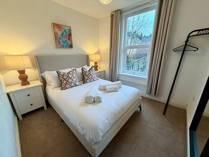 ห้องนอน 4 - เตียงใหญ่ ม่านบล็อกแสง ราวแขวนเสื้อ ไม้แขวนเสื้อ กระจกแบบเต็มตัว ไดร์เป่าผม 