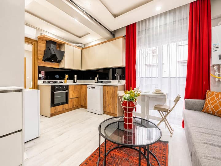 Chic Red Flat | Steps From Hadrian’s Gate, Malls - Antalya