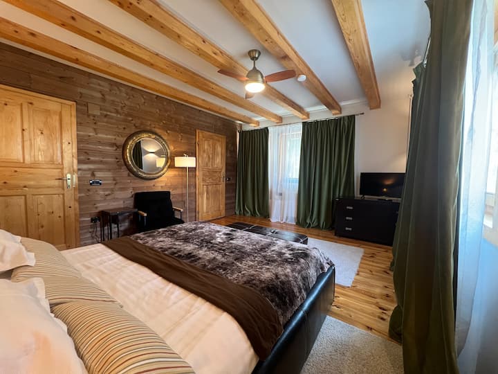 Newly renovated double bedroom, located on the first floor, next to the living room. Enjoy the smell of wood, the comfortable bedding and the filtered light, the perfect recipe for rest & relax.