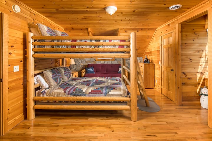 [BDR #3] ; Bunk beds. Queen over queen 